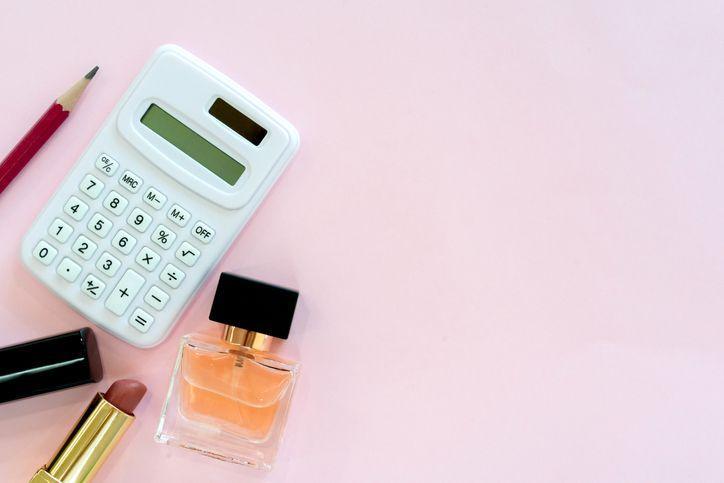 kalkulator na różowym tle